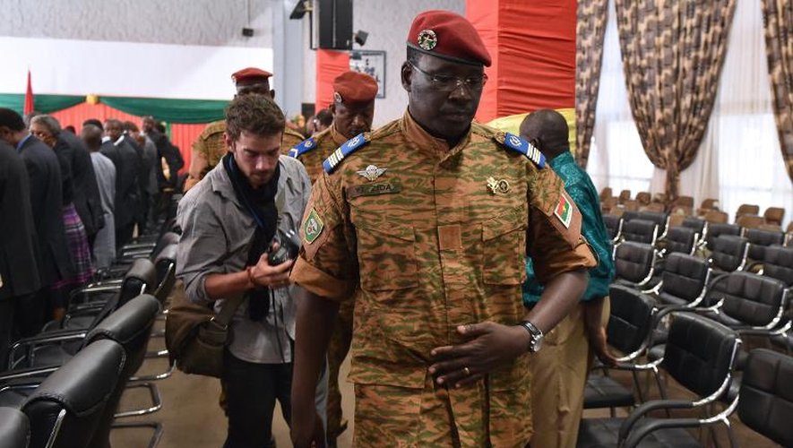 Le lieutenant-colonel Isaac Zida, nouvel homme fort du Burkina Faso, après une rencontre avec des diplomates à Ouagadougou, le 3 novembre 2014