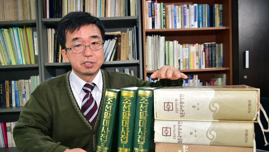 Le professeur de littérature Han Young-Un montre des dictionnaires sud et nord-coréens dans son bureau à Séoul, le 28 octobre 2014