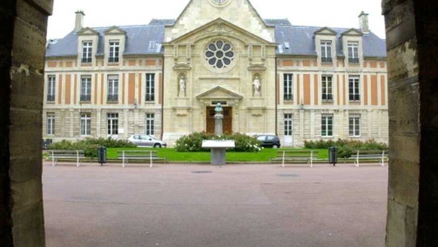Vue de l'entrée et de la Chapelle  de l'hôpital Laënnec prise le 25 octobre 2000 à Paris