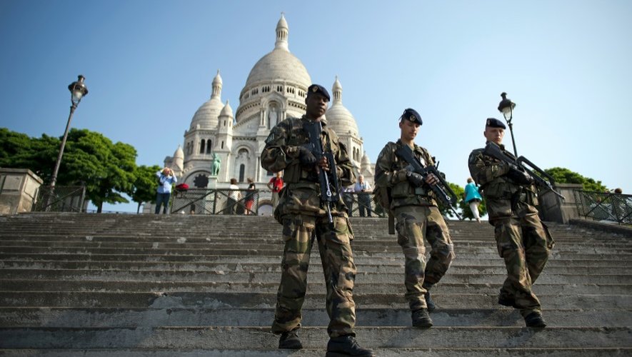 Des soldats devant la basilique du Sacré-Coeur à Paris, le 10 juillet 2013