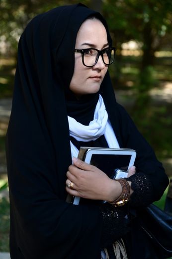 Fatima, la jeune psychologue afghane qui a filmé l'offensive de charme des talibans, ici le 29 octobre 2015 à Kaboul