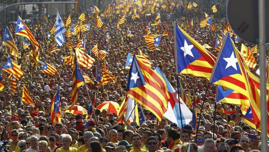 Des catalans, tenant des drapeaux indépendentistes, manifestent le 11 septembre 2014 à Barcelone