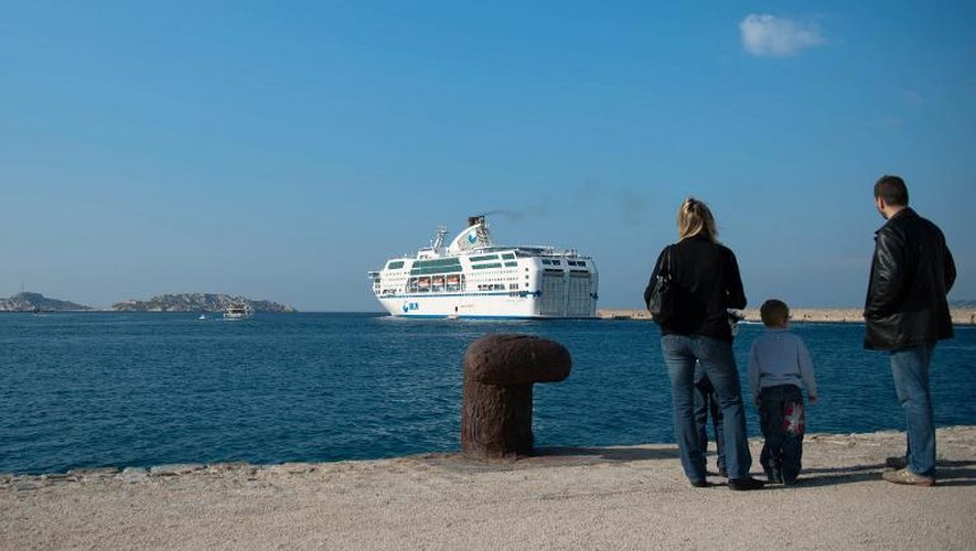 Le ferry "Danielle Casanova" de la SNCM quitte le port de Marseille, le 28 octobre 2014