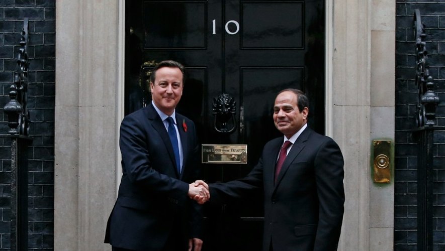 Le Premier ministre britannique David Cameron (g) serre la main du président égyptien Abdel Fattah al-Sissi, le 5 novembre 2015 à Londres
