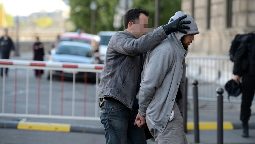 Alexandre Dhaussy arrive au siège de la police à Paris le 29 mai 2013