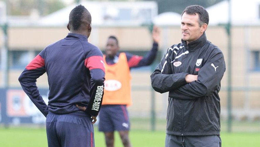 L'entraîneur de Bordeaux Willy Sagnol échange avec son joueur Malia Abdou Traoré, le 4 novembre 2014 au centre du Haillan