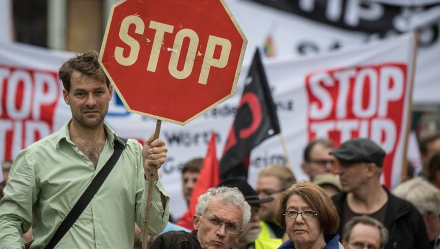 Des personnes manifestent à Francfort en Allemagne contre projet controversé de traité de libre-échange transatlantique (TTIP), le 17 septembre 2016