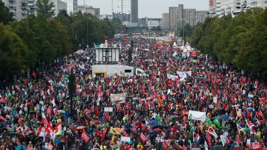 Des personnes manifestent à Berlin en Allemagne contre projet controversé de traité de libre-échange transatlantique (TTIP), le 17 septembre 2016