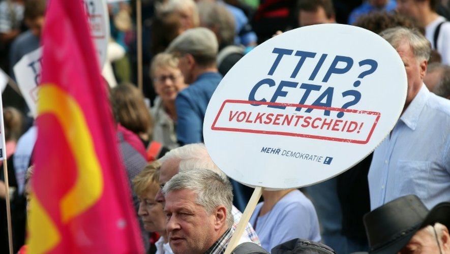 Des personnes manifestent à Hambourg en Allemagne contre projet controversé de traité de libre-échange transatlantique (TTIP), le 17 septembre 2016