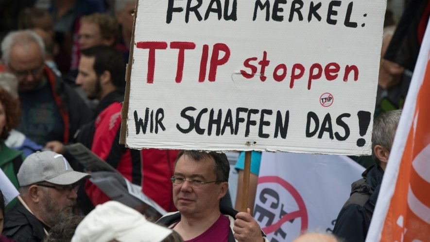 "Madame Merkel, arrêter le TTIP, nous y parviendrons", lit-on le 17 septembre 2016 sur la pancarte d'un participant à la manifestation contre le traité transatlantique, reprenant le slogan de Mme Merkel sur l'accueil des migrants