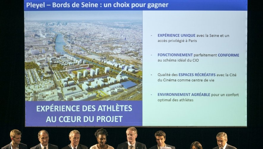 Annonce du choix du site de Saint-Denis/Pleyel pour accueillir le Village olympique en cas de victoire de la candidature de Paris aux JO-2024, le 5 novembre 2015 au Stade de France