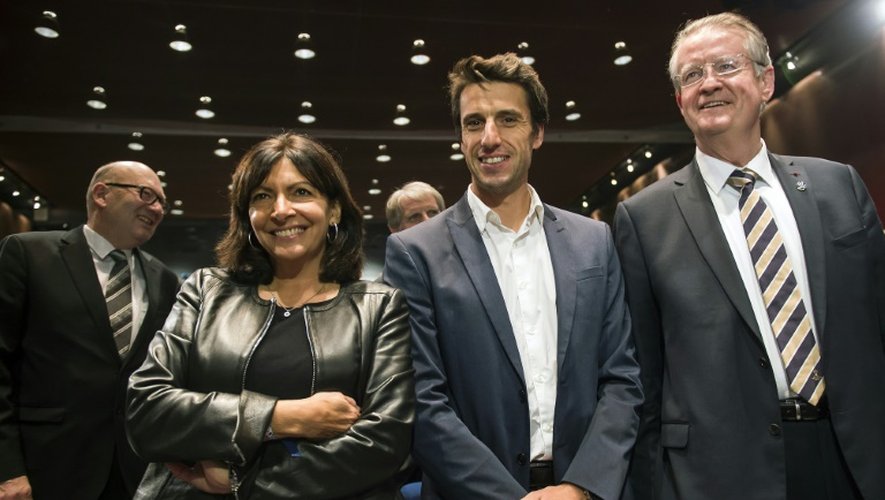 La maire de Paris Anne Hidalgo aux côtés des co-présidents de la candidature de Paris aux JO-2024, Tony Estanguet (c) et Bernard Lapasset, le 5 novembre 2015 lors d'une conférence de presse au Stade de France