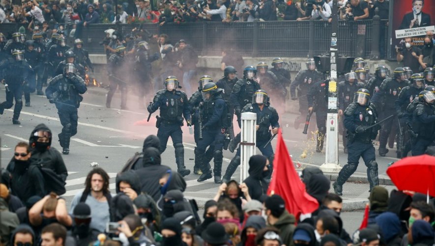 Heurts entre policiers et manifestants contre la loi travail, le 15 septembre 2016 à Paris