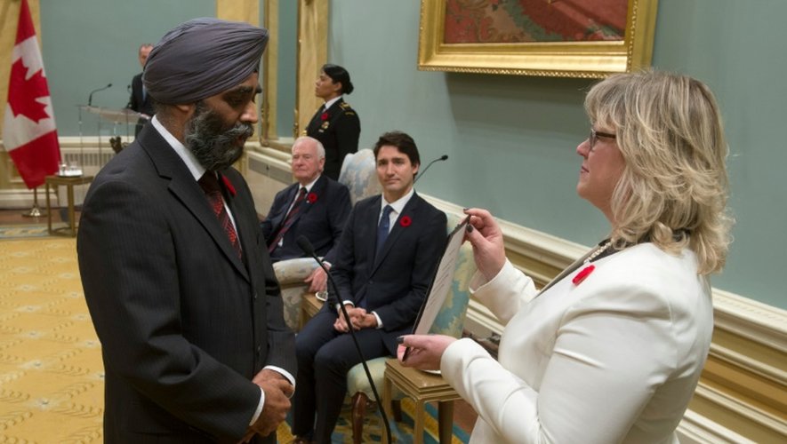 Harjit Singh Sajjan prête serment comme ministre de la Défense le 4 novembre 2015 à Ottawa sous les yeux de du Gouverneur général David Johnston et du Premier ministre Justin Trudeau