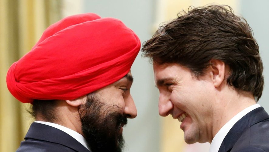 Navdeep Bains, ministre du développement économique, d'origine sikhe, et le Premier ministre Justin Trudeau à Ottawa le 4 novembre 2015