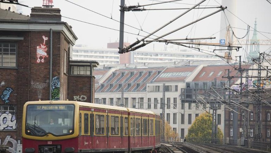 Un train de banlieue entre en gare à Berlin, le 5 novembre 2014