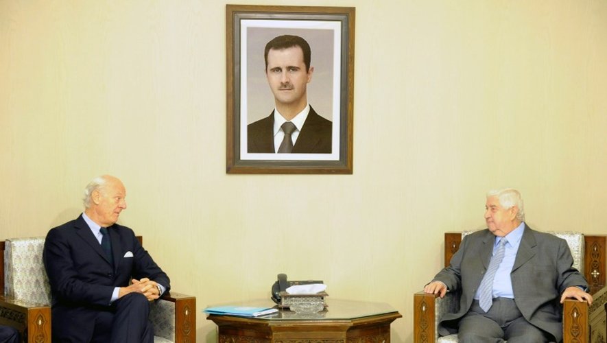 L'émissaire de l'ONU pour la Syrie, Staffan de Mistura, reçu par le ministre syrien des Affaires étrangères Walid Muallem le 1er novembre 2015 à Damas