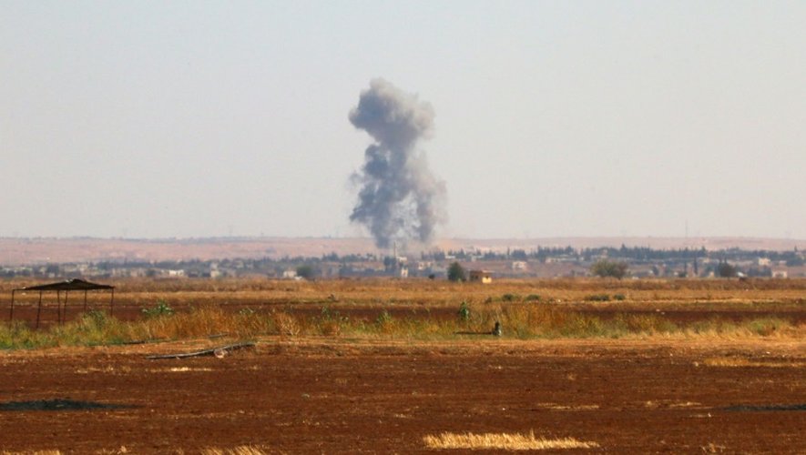 Une colonne de fumée s'élève des faubourgs de Marea, près d'Alep, dans le nord de la Syrie, pendant des affrontements entre des rebelles et le groupe Etat islamique, le 1er septembre 2015