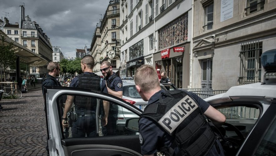 Une intervention des forces de l'ordre était en cours samedi après-midi dans le centre de Paris