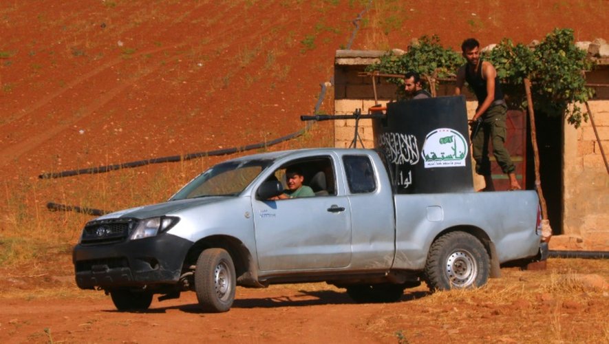 Des combattants à bord d'un véhicule armé le 1er septembre 2015 à Marea en Syrie