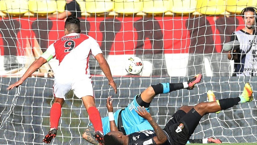 L'attaquant colombien Radamel Falcao inscrit un but contre Rennes, le 17 septembre 2016 à Louis-II