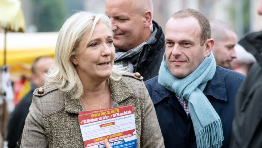 Marine Le Pen et Steeve Briois en campagne le 14 octobre 2015 sur un marché à Lievin
