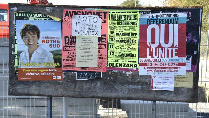 Affiche électorale de Carole Delga (G) sur les panneaux de campagne le 2 novembre 2015 à Toulouse