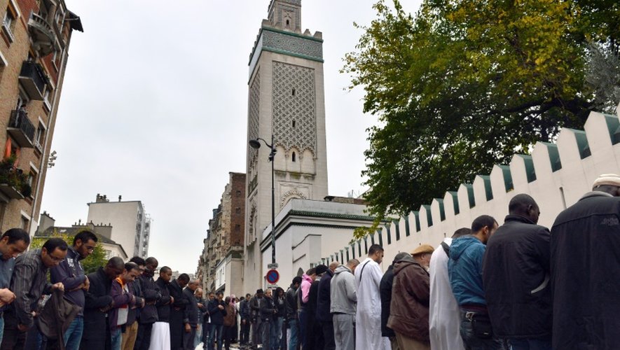 Des musulmans prient près de la Grande mosquée de Paris lorts de la fête du sacrifice le 26 octobre 2012