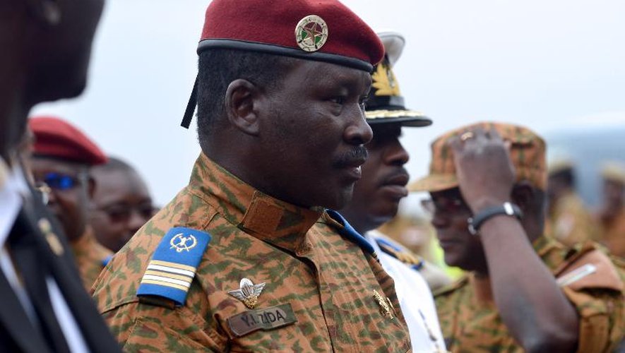 Le lieutenant-colonel Isaac Zida nouvel homme fort du Burkina Faso, à l'aéroport de Ouagadougou, le 5 novembre 2014
