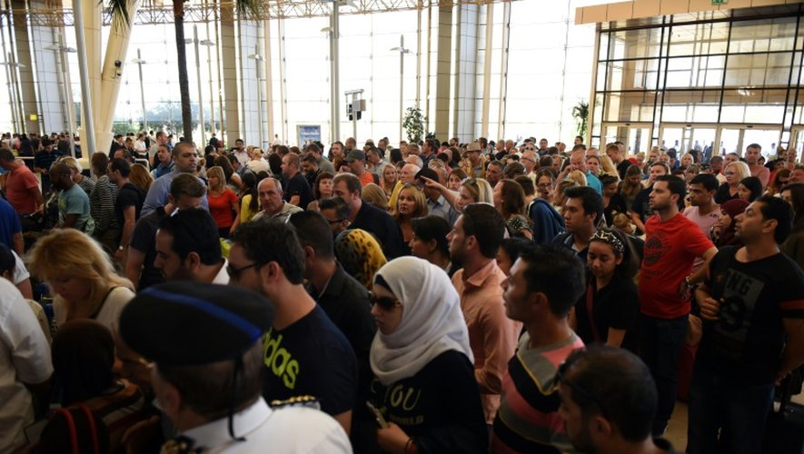 Des touristes attendent à l'aéroport de Charm el-Cheikh le 6 novembre 2015