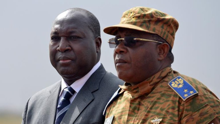 Le chef d'état-major de l'armée burkinabè, Nabéré Honoré Traoré (d) et le leader du principal parti d'opposition Zéphirin Diabré (g) à l'aéroport de Ouagadougou le 5 novembre 2014