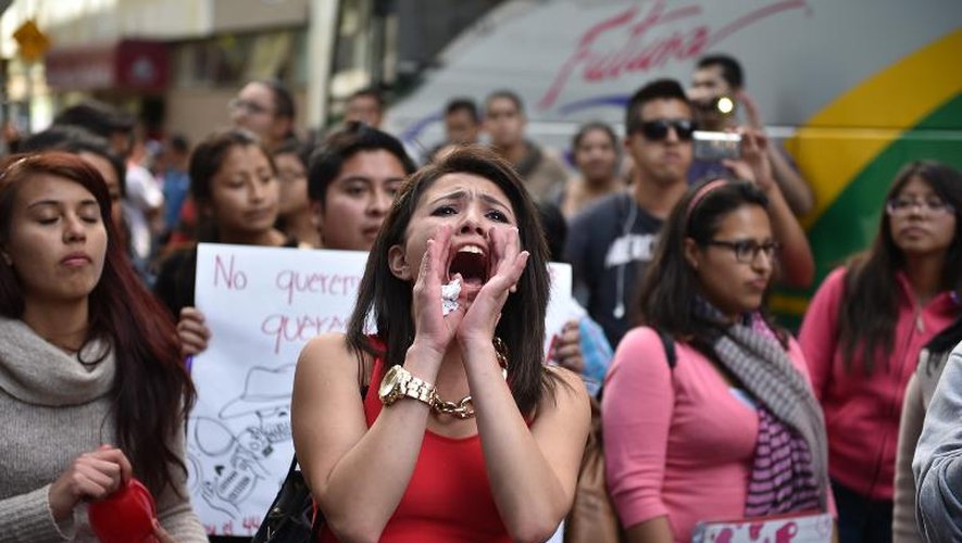 Des proches des étudiants disparus crient leur colère à Mexico le 4 novembre 2014