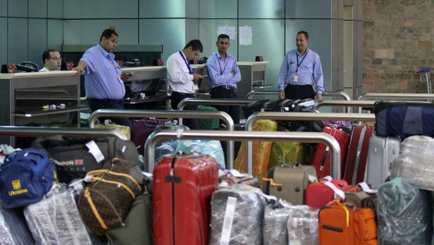 Le personnel egyptien de l'aéroport de Charm el-Cheikh près des bagages dans le terminal des départs le 5 novembre 2015
