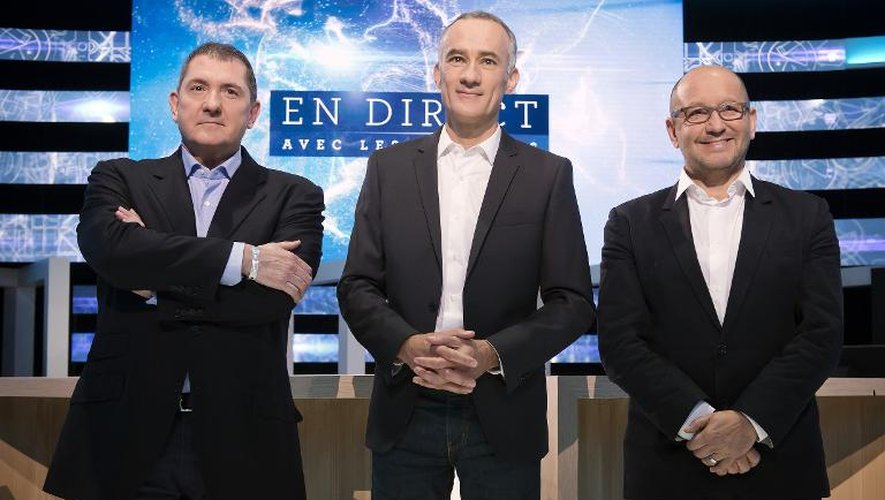 Yves Calvi, Gilles Bouleau et Thierry Demaiziere dans le studio de TF1 le 5 novembre 2014 à Aubervilliers
