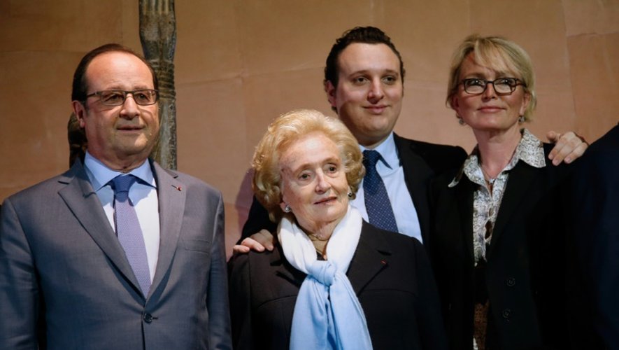 François Hollande, Bernadette Chirac, son petit-fils Martin Rey-Chirac et Claude Chirac lors de l'inauguration de l'exposition "Jacques Chirac ou le dialogue des cultures" au musée du quai Branly, à Paris le 20 juin 2016