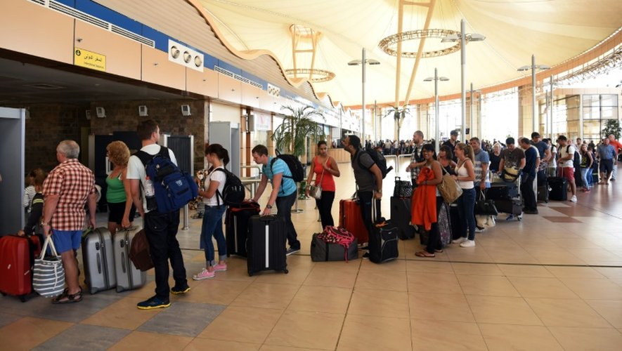 Des touristes attendent à l'aéroport de Charm el-Cheikh en Egypte le 6 novembre 2015