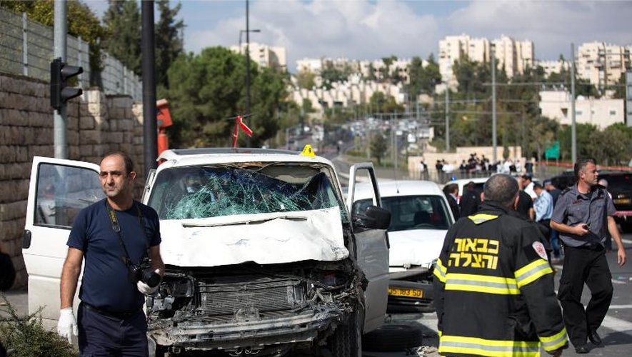 Des policiers israéliens inspectent la voiture bélier du Palestinien qui a commis une attaque à Jérusalem, le 5 novembre 2014