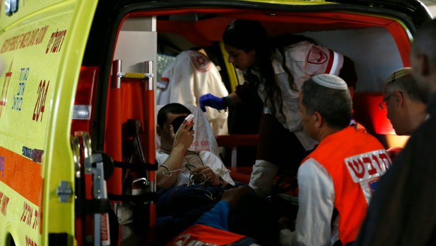 Un des deux adolescents blessés à Hébron arrive à l'hôpital  Shaare Zedek de Jérusalem, le 6 novembre 2015