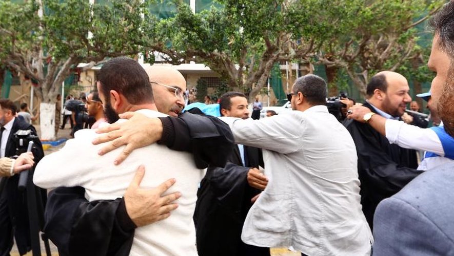Des avocats libyens se félicitent de l'invalidation du Parlement libyen le 6 novembre 2014 devant la Cour suprême à Tripoli