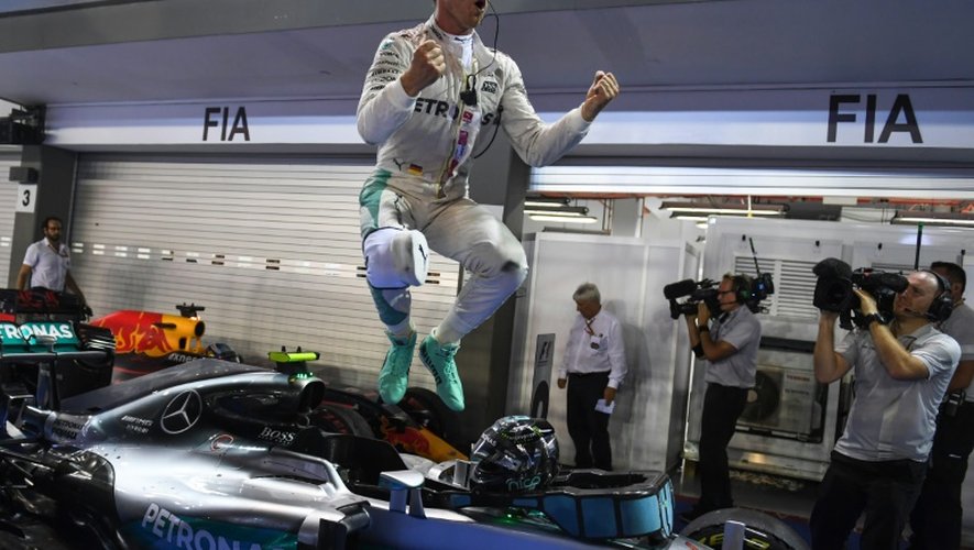 Le pilote Mercedes-AMG Nico Rosberg, vainqueur du GP de Singapour, le 18 septembre 2016 sur le circuit de Marina Bay