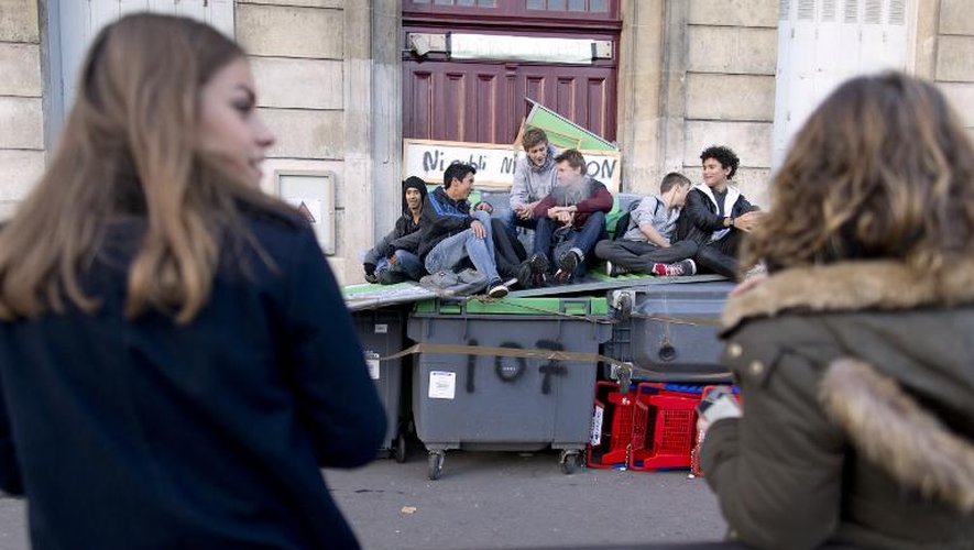 Un lycée bloqué par des manifestants le 6 novembre 2014 à Paris