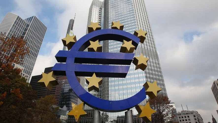 Le logo de l'euro devant le siège de la Banque centrale européenne, le 6 novembre 2014 à Francfort