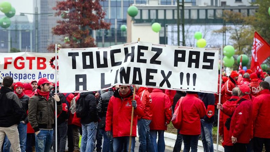 Des travailleurs au début de la manifestation contre les mesures d'austérité à Bruxelles, le 6 novembre 2014