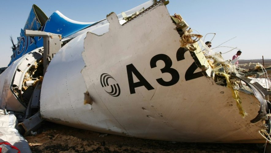 Un morceau de la carlingue de l'airbus de la compagnie russe, le 1er novembre 2015 après qu'il s'est écrasé dans le dans le désert du Sinaï