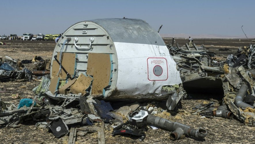Des débris de l'Airbus de la compagnie russe Metrojet dans le Sinaï égyptien le 1er novembre 2015