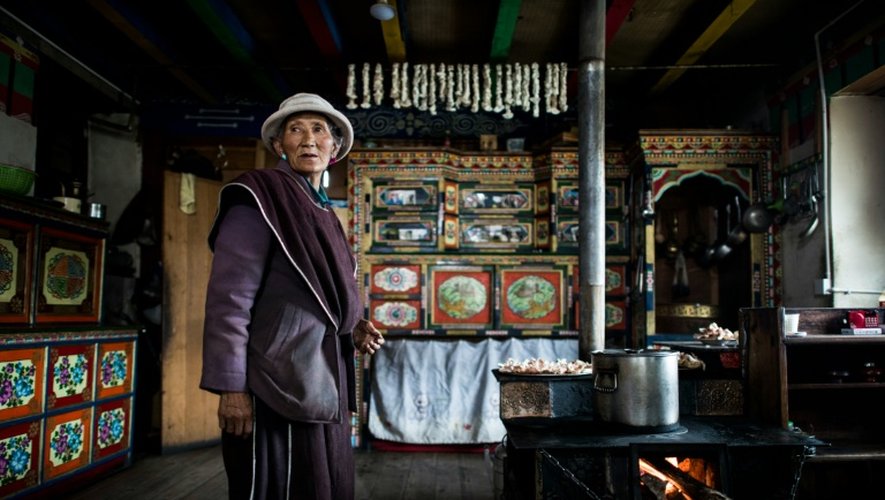 Une femme dans la cuisine d'un hôtel à Zhaxiging, près de Nyingchi dans la région autonome du Tibet en Chine le 13 septembre 2016