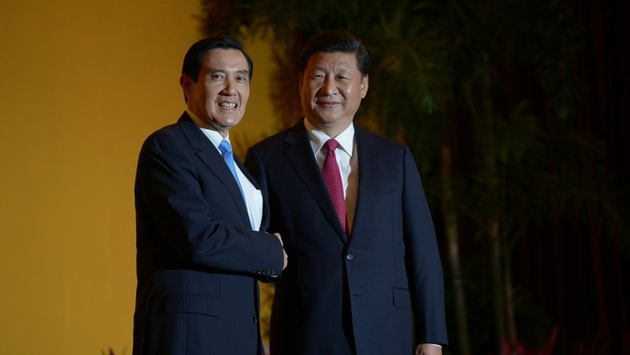 Poignée de mains entre les présidents chinois (d) Xi Jinping et taïwanais Ma Ying-jeou, le 7 novembre 2015 à Singapour