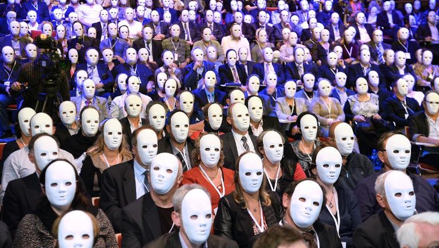 Les buralistes portent des masques le 6 novembre 2014 en signe de protestation lors de leur congrès national à Paris