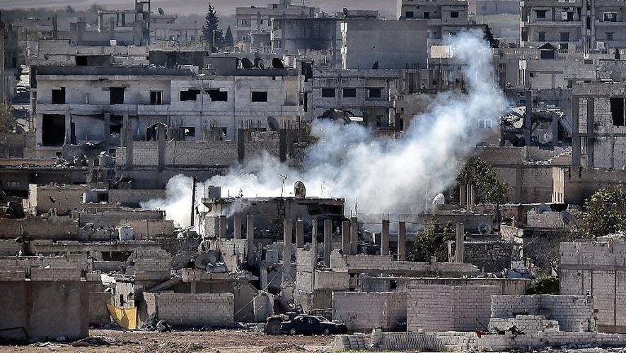 De la fumée au dessus de la ville de Kobané (Syrie) lors d'un bombardement par le groupe Etat islamique, le 6 novembre 2014