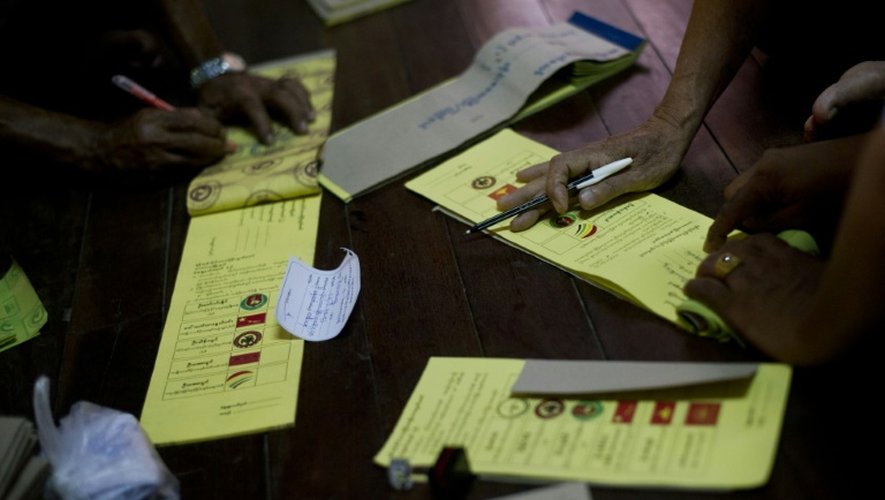 Préparation de bulletins de vote, le 7 novembre 2015 à Rangoun